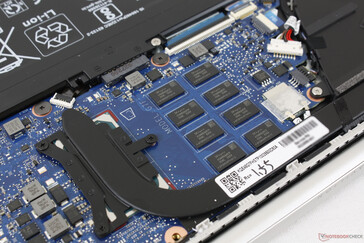 Los módulos de RAM soldados se sitúan entre la CPU y el ventilador