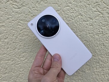 Oppo Find X8 Ultra en análisis. (Fuente de la imagen: Marcus Herbrich/Notebookcheck)