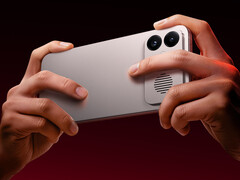 Sería difícil no bloquear las rejillas del ventilador de refrigeración mientras sostiene el Redmi K90 Max (en la foto)