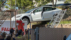 Un percance con los pedales envió a este Tesla encima de una ambulancia (imagen: SDFD)