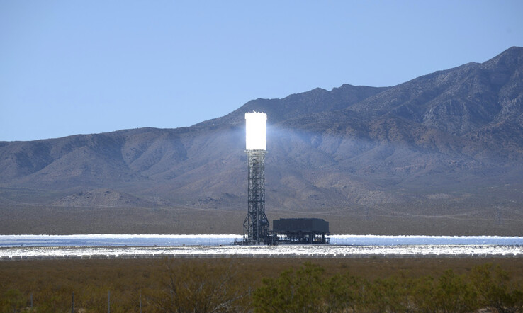 Las instalaciones de energía solar de Ivanpah, en el desierto de Mojave, cerca de la frontera entre California y Nevada (en la imagen), con hectáreas de helióstatos. (Fuente de la imagen: Laura Ockel en Unsplash)