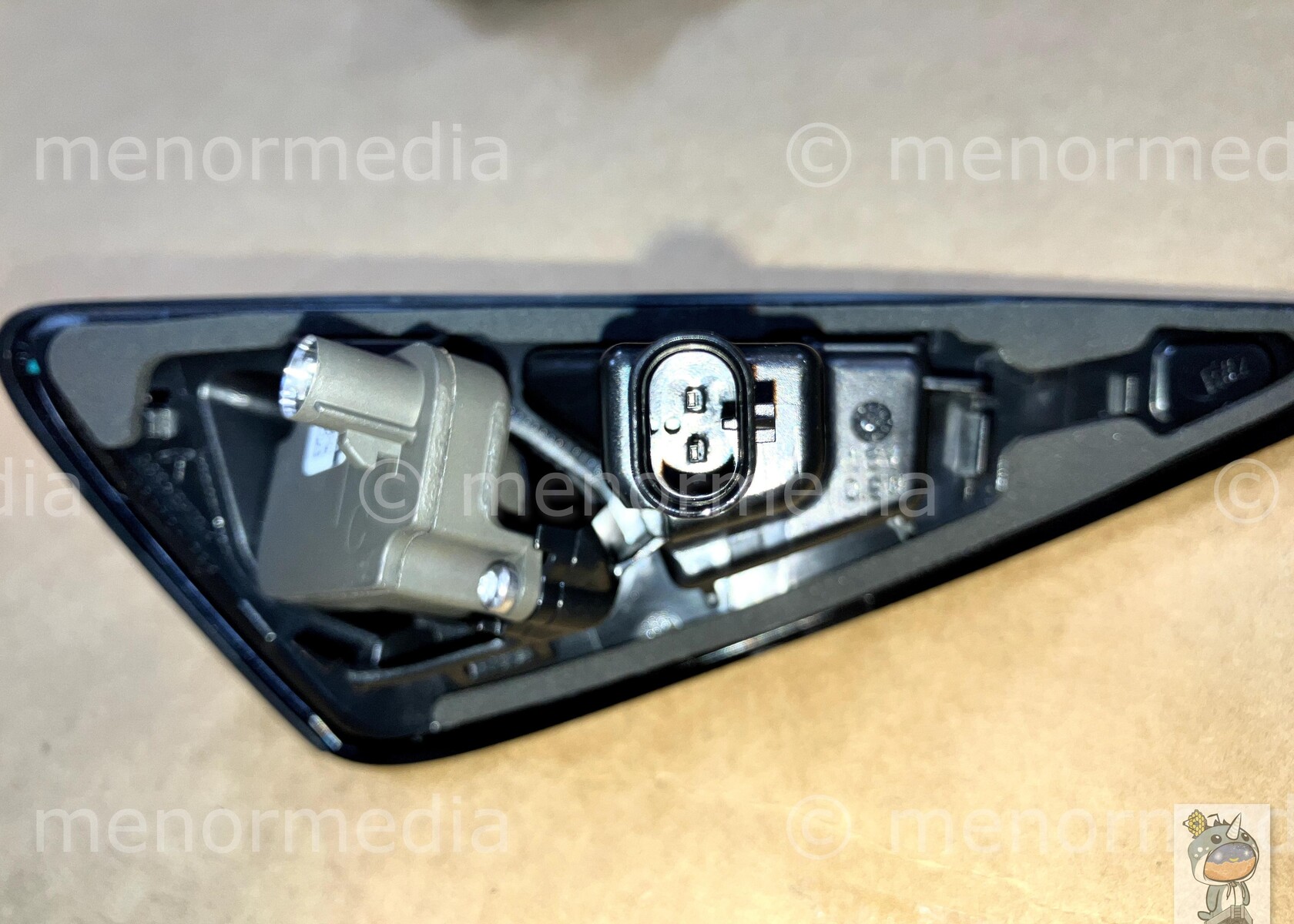 Tesla HW4 vs HW3 diseño del indicador lateral y las especificaciones de