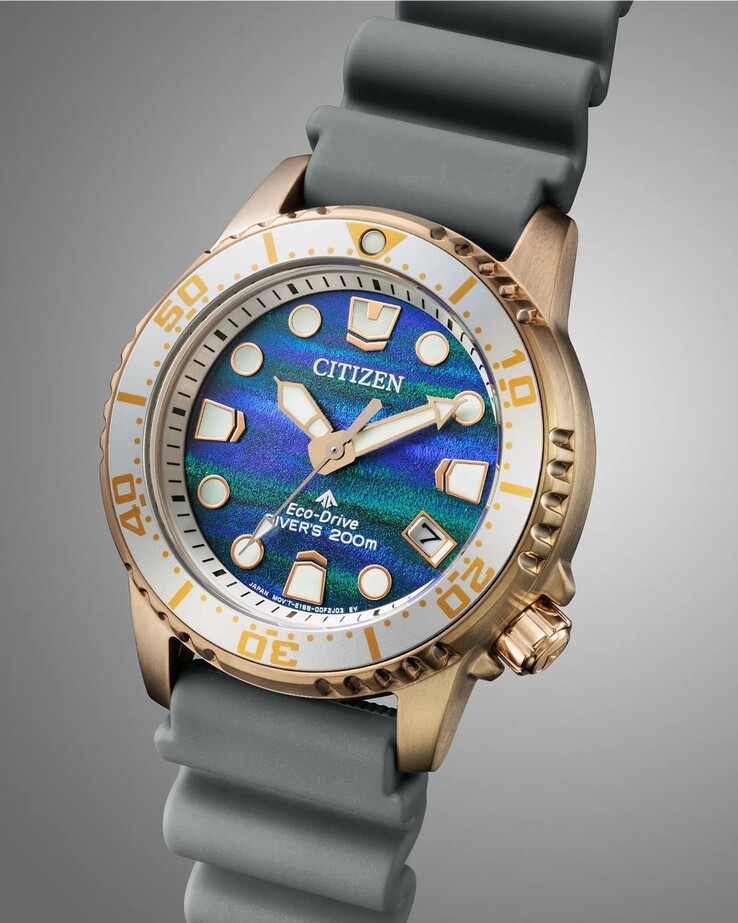 El bisel unidireccional presenta marcas claras de los minutos y un punto luminoso a las 12 horas.