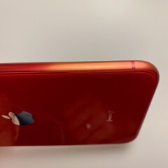 El descolorido iPhone SE 2 (PRODUCT) RED que pertenece a la esposa de Ben Geskin. (Imagen: @BenGeskin)