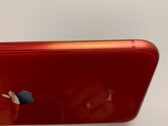 El descolorido iPhone SE 2 (PRODUCT) RED que pertenece a la esposa de Ben Geskin. (Imagen: @BenGeskin)