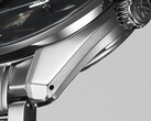 Vista lateral del Grand Seiko SBGA531, en la que se aprecian su caja de acero inoxidable de 40 mm, la corona y las superficies pulidas y cepilladas.