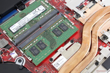 Dos ranuras SODIMM accesibles para hasta 32 GB DDR4-3200