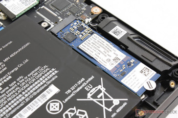 Unidad Intel Optane M.2. Tenga en cuenta la etiqueta adhesiva de Lenovo que puede afectar a la garantía si se rompe.