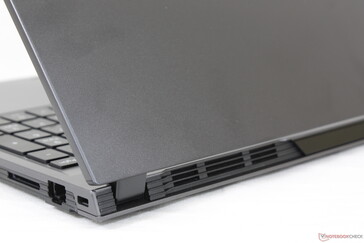 La tapa exterior y la cubierta del teclado son de aleación de aluminio liso