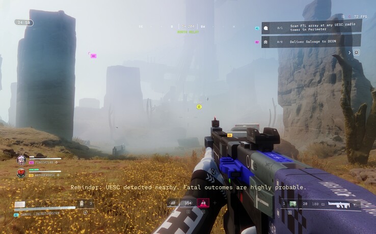 La niebla cubre un tramo rocoso del Perímetro mientras el HUD de Maratón rastrea los objetivos de las facciones y las amenazas cercanas de la UESC durante una carrera en vivo.