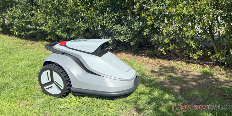 El robot cortacésped TerraMow V1000 en funcionamiento