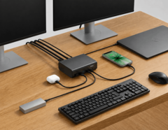 Base Belkin 12 en 1 conectada a un ordenador portátil, dos monitores y otros periféricos en una configuración de sobremesa