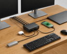 Base Belkin 12 en 1 conectada a un ordenador portátil, dos monitores y otros periféricos en una configuración de sobremesa