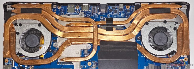 El Crosshair 16 HX AI luce un sistema de refrigeración de doble ventilador con cinco heatpipes