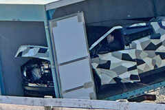 El Cybertruck de Tesla ha aterrizado en Nueva Zelanda para realizar pruebas en climas fríos, lo que nos ha permitido echar un vistazo a su amplio maletero y al inusual diseño de su tapa. (Fuente de la imagen: Cybertruck Owners Club)