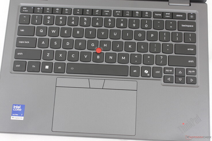Teclado cómodo con un recorrido de 1,5 mm y un panel táctil ligeramente más grande que el del ThinkPad X1 2-en-1 Gen 10 (12 x 6,5 cm frente a 12 x 5,6 cm)
