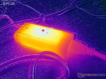 El adaptador de CA alcanza más de 48 °C cuando se somete a cargas exigentes