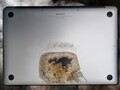 Este portátil MacBook Pro 15 de Apple se incendió inesperadamente mientras su dueño dormía. (Fuente de la imagen: u/Squeezieful/Unsplash - editado)