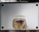 Este portátil MacBook Pro 15 de Apple se incendió inesperadamente mientras su dueño dormía. (Fuente de la imagen: u/Squeezieful/Unsplash - editado)