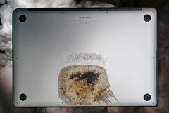 Este portátil MacBook Pro 15 de Apple se incendió inesperadamente mientras su dueño dormía. (Fuente de la imagen: u/Squeezieful/Unsplash - editado)