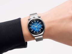 Un cronógrafo Citizen Tsuno con esfera azul degradada y brazalete de acero inoxidable, llevado en la muñeca sobre un fondo blanco.