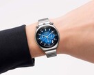 Un cronógrafo Citizen Tsuno con esfera azul degradada y brazalete de acero inoxidable, llevado en la muñeca sobre un fondo blanco.