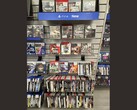 Un pasillo de GameStop repleto de juegos físicos para PS3