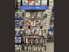 Un pasillo de GameStop repleto de juegos físicos para PS3