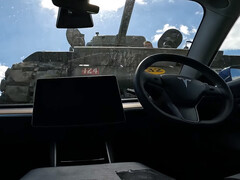 El tanque Sherman trepando sobre un Tesla Model 3. (Fuente de la imagen: LBD/YT)