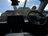 El tanque Sherman trepando sobre un Tesla Model 3. (Fuente de la imagen: LBD/YT)