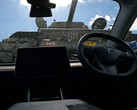 El tanque Sherman trepando sobre un Tesla Model 3. (Fuente de la imagen: LBD/YT)