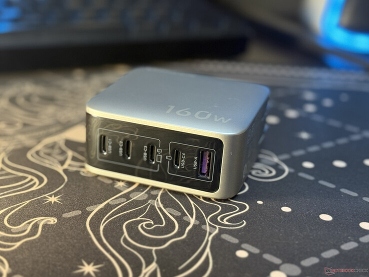 Los cinco puertos del Ugreen Nexode Pro 160 W