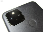 Aparentemente, los huecos entre la pantalla y el chasis del Pixel 5 son una "parte normal" del diseño del smartphone. (Fuente de la imagen: Notebookcheck)