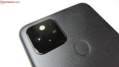 Aparentemente, los huecos entre la pantalla y el chasis del Pixel 5 son una &quot;parte normal&quot; del diseño del smartphone. (Fuente de la imagen: Notebookcheck)