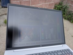 Al aire libre bajo un nublado brillante