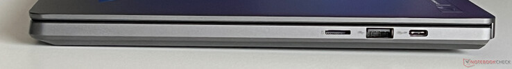 Derecha: lector de tarjetas microSD, USB-A 3.2 Gen 2 (10 Gbit/s), USB-C 3.2 Gen 2 (10 GBit/s, DisplayPort 1.4, G-Sync)