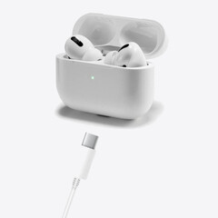Apple podría desvelar unos AirPods que se cargan mediante USB-C en el evento de la compañía del 12 de septiembre. (Imagen vía Apple con modificaciones)