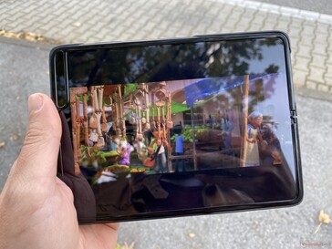 Uso del Galaxy Fold al aire libre a la sombra