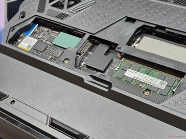 Acceso directo a las ranuras de RAM y SSD