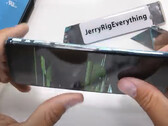 El YouTuber se dobló y rompió el marco del OnePlus Nord con sus propias manos (Fuente de la imagen: JerryRigEverything)