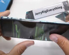 El YouTuber se dobló y rompió el marco del OnePlus Nord con sus propias manos (Fuente de la imagen: JerryRigEverything)