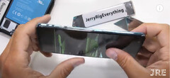 El YouTuber se dobló y rompió el marco del OnePlus Nord con sus propias manos (Fuente de la imagen: JerryRigEverything)