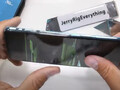 El YouTuber se dobló y rompió el marco del OnePlus Nord con sus propias manos (Fuente de la imagen: JerryRigEverything)