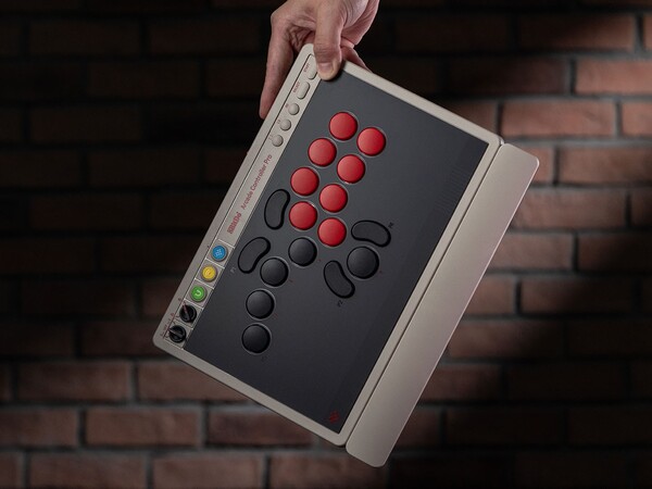 El mando 8BitDo Arcade Controller Pro cuenta con un reposamuñecas magnético.