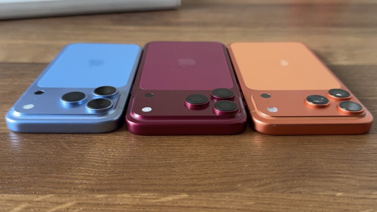 En una comparación directa entre una maqueta del iPhone 18 Pro Max y el iPhone 17 Pro Max, destaca el mayor grosor del módulo de la cámara.