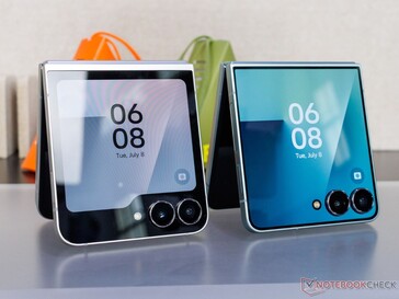 Galaxy Z Flip 7 FE (L) y Flip 7 (R) lado a lado ((fuente de la imagen: Notebookcheck)