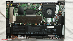 HP EliteBook 845 G7: La cubierta inferior se puede quitar fácilmente