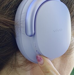Los auriculares supraaurales de Vivo funcionan de forma fiable gracias a sus botones físicos