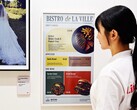 La última pantalla E-Ink de LG puede cargarse magnéticamente a través de un banco de energía Qi2.