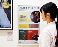La última pantalla E-Ink de LG puede cargarse magnéticamente a través de un banco de energía Qi2.